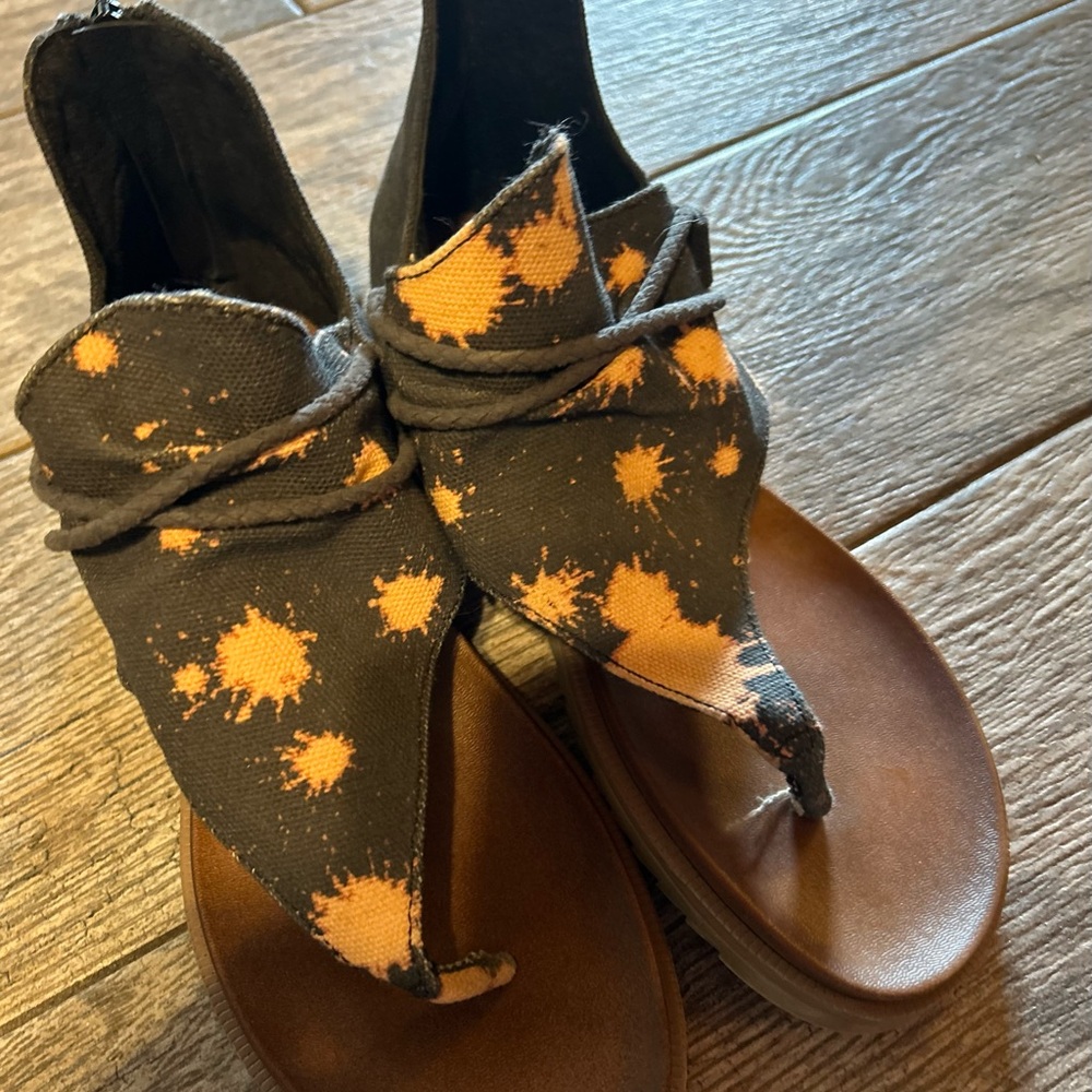 Distressed EUC Size 7 sandals